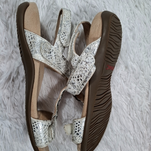 Vionic Wide Silver Snake Farra II Disc Trim T Strap Sandals Adjustable Size 8 - Picture 7 of 9